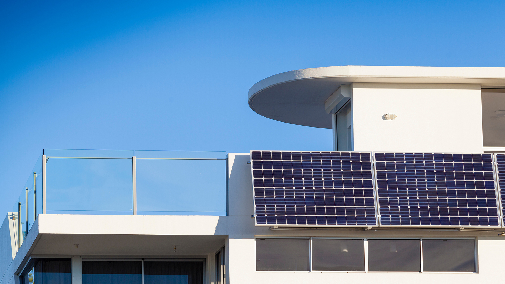 Dach mit Solarpaneelen